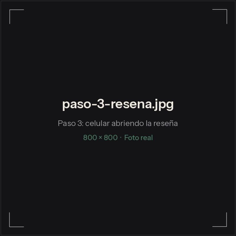 Cliente acercando su teléfono a la placa para escribir una reseña